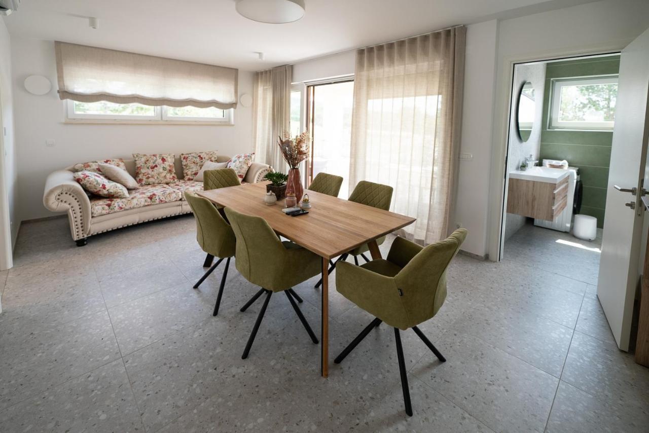 Apartments Kras 24 With Pool 세자나 외부 사진